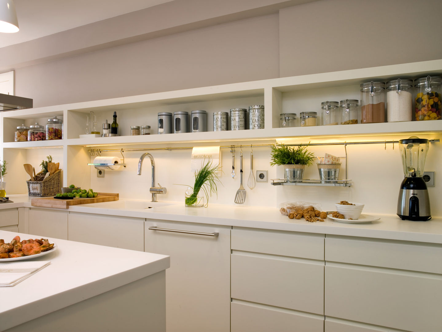 Tiradores tipo uñero, estética limpia y actual en la cocina, DEULONDER arquitectura domestica DEULONDER arquitectura domestica Cozinhas modernas