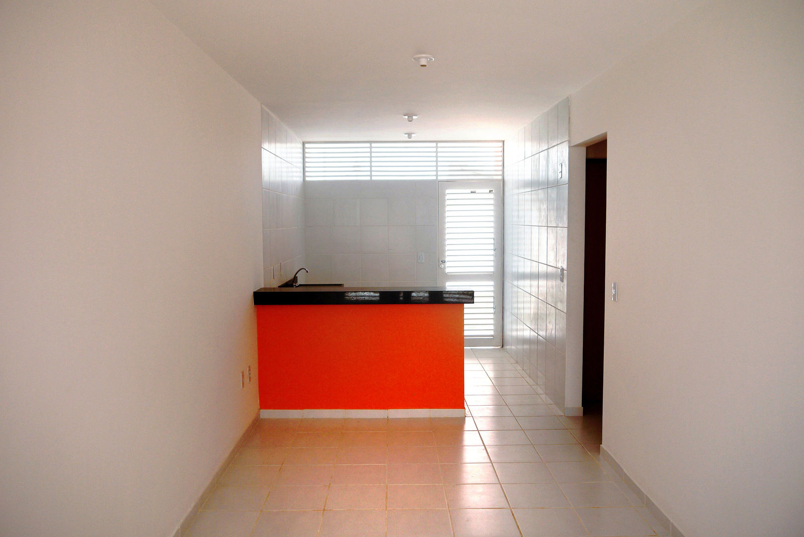 Cidade Feliz A, Martins Lucena Arquitetos Martins Lucena Arquitetos ミニマルデザインの ダイニング