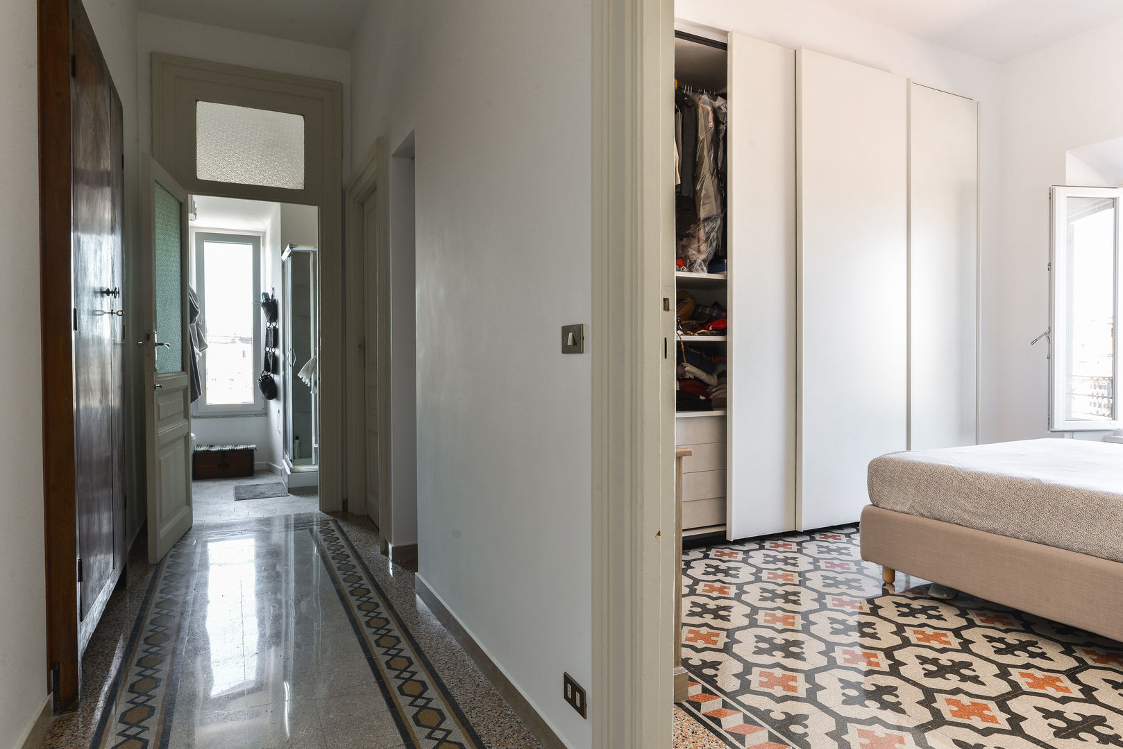 Ristrutturazione appartamento | Roma - Porta Maggiore, 02A Studio 02A Studio راهرو سبک کلاسیک، راهرو و پله