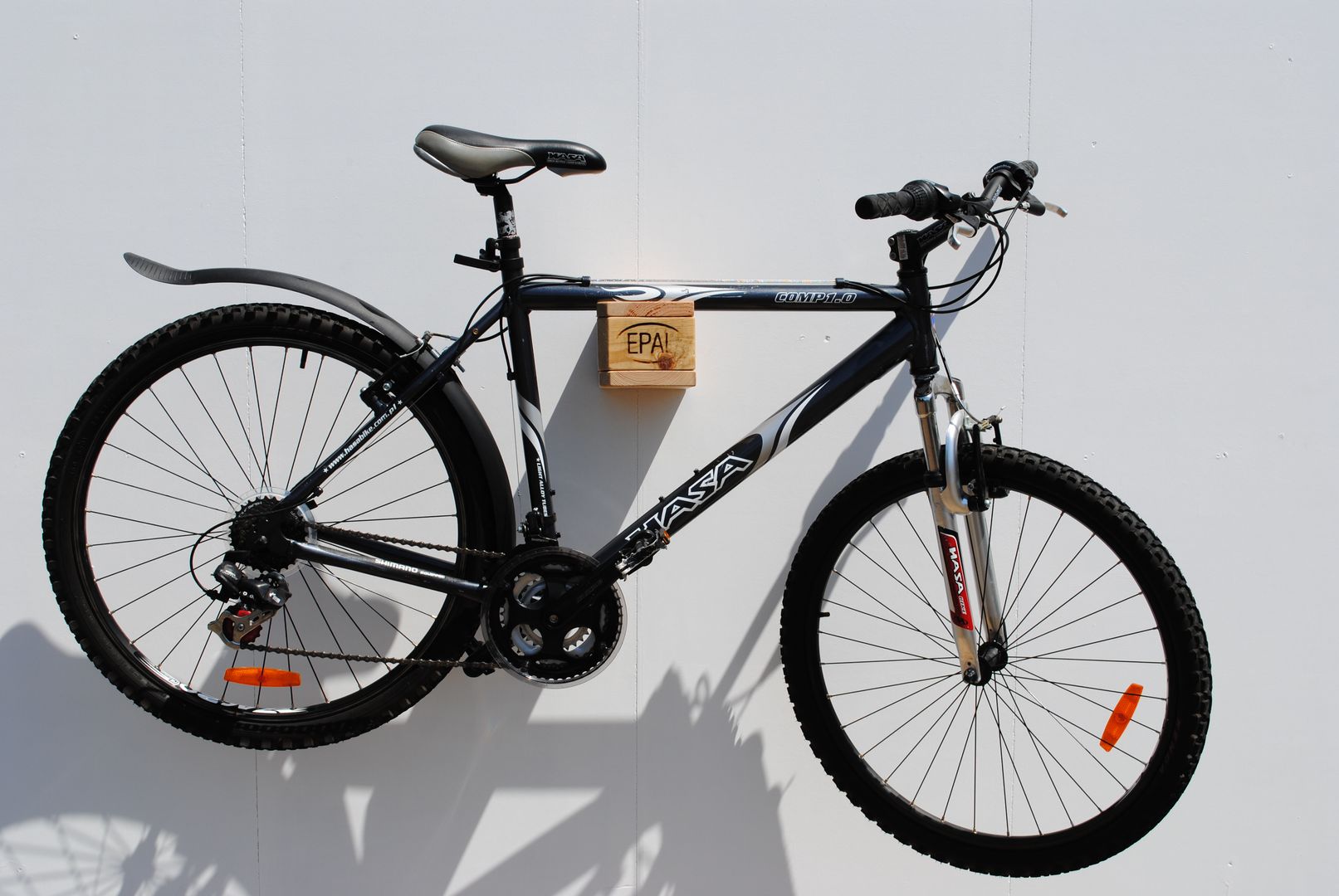 Fahrradhalter aus Paletten Holz , IrekHolzArt IrekHolzArt غرف تخزين خشب Wood effect Storage