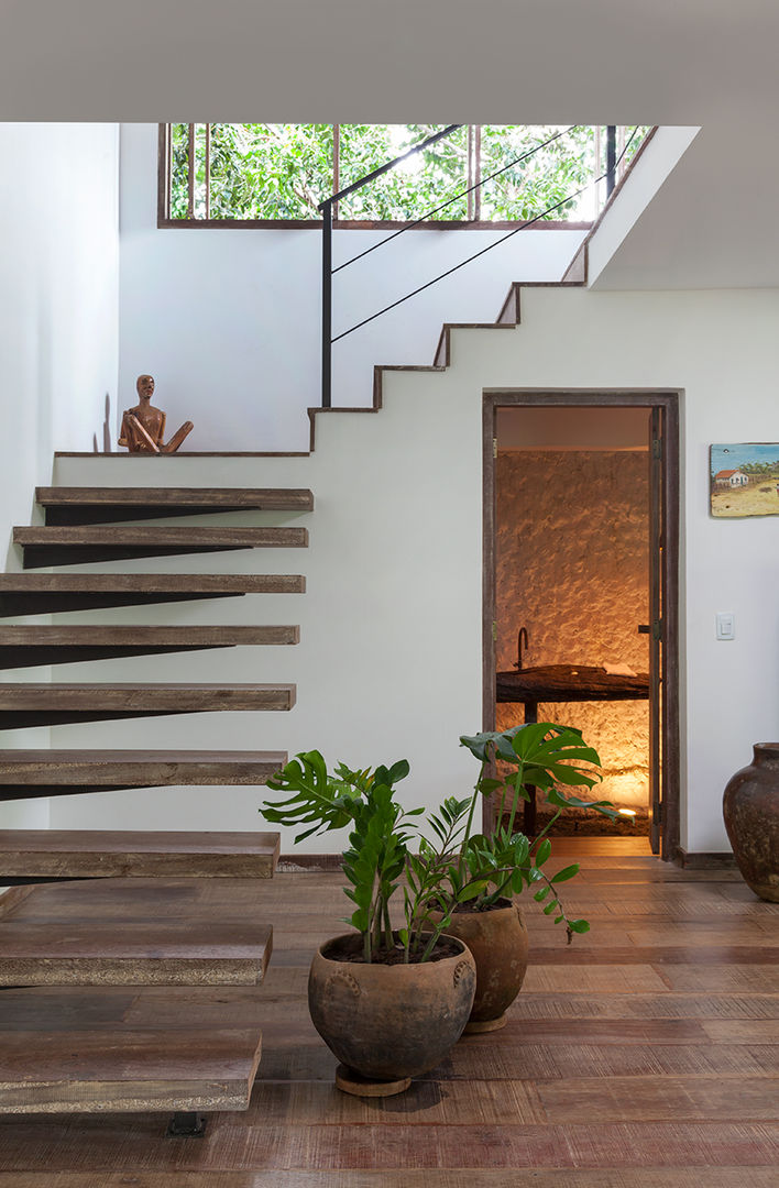 Casa Altos de Trancoso, Vida de Vila Vida de Vila Pasillos, vestíbulos y escaleras modernos Madera maciza Multicolor