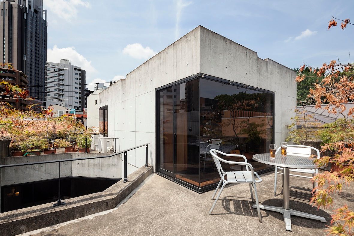 千駄ヶ谷のコンクリート打放し, 松井建築研究所 松井建築研究所 Modern style balcony, porch & terrace