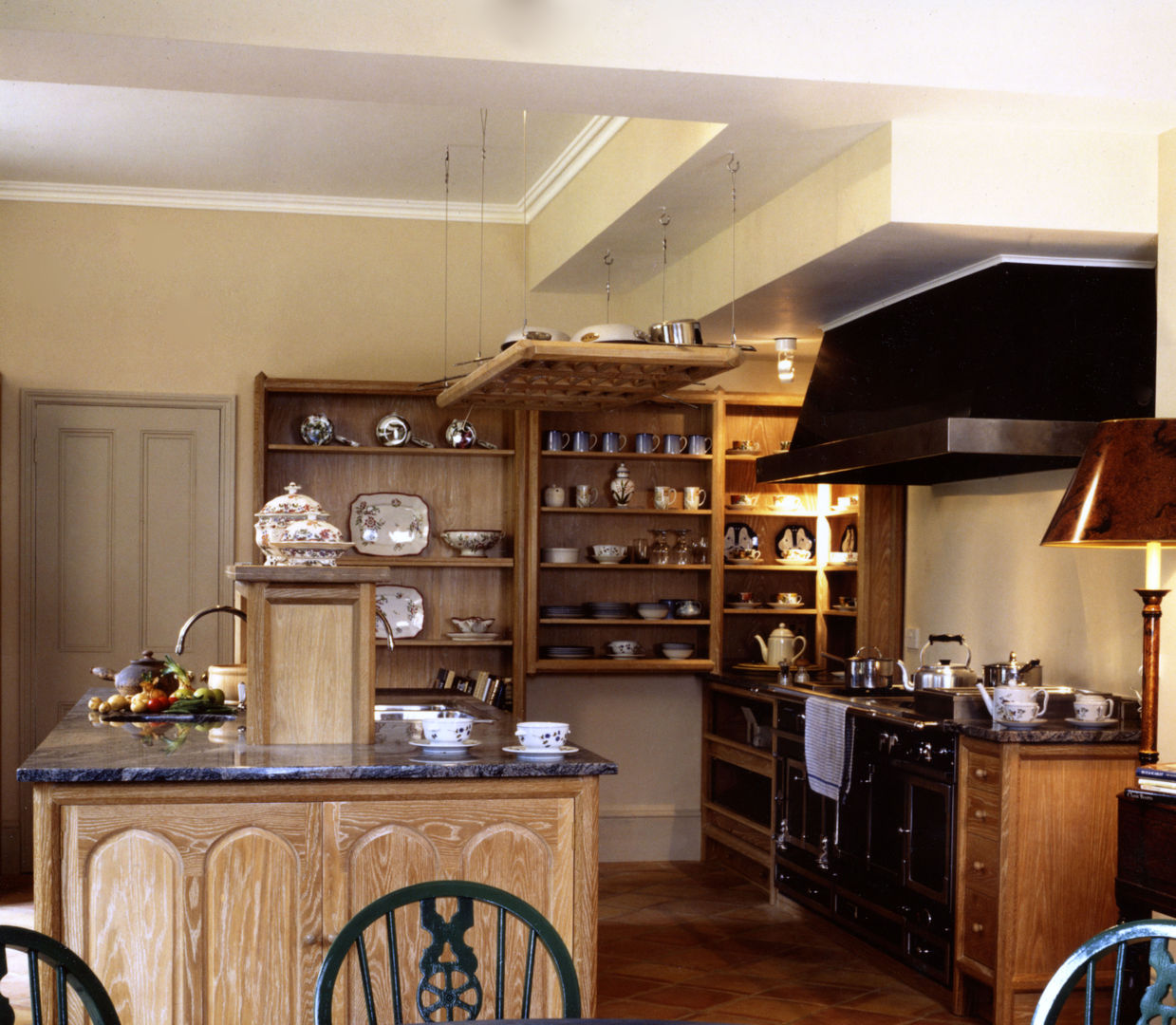 Kirtling Tower Limed Oak Kitchen designed and made by Tim Wood Tim Wood Limited Cocinas de estilo ecléctico Madera Acabado en madera