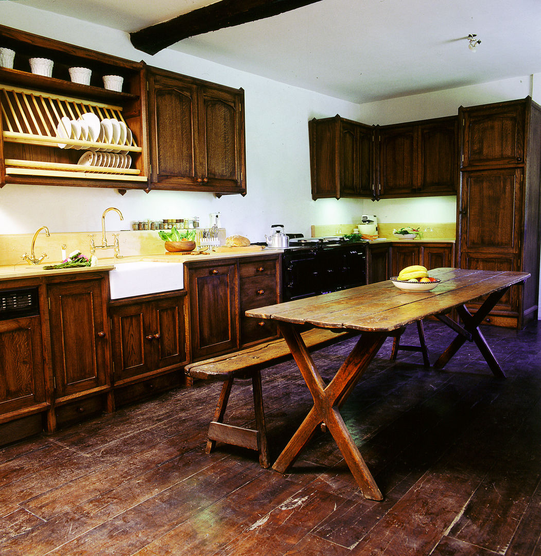 Heinz Dark Oak Kitchen designed and made by Tim Wood Tim Wood Limited Dapur Gaya Eklektik Kayu Wood effect