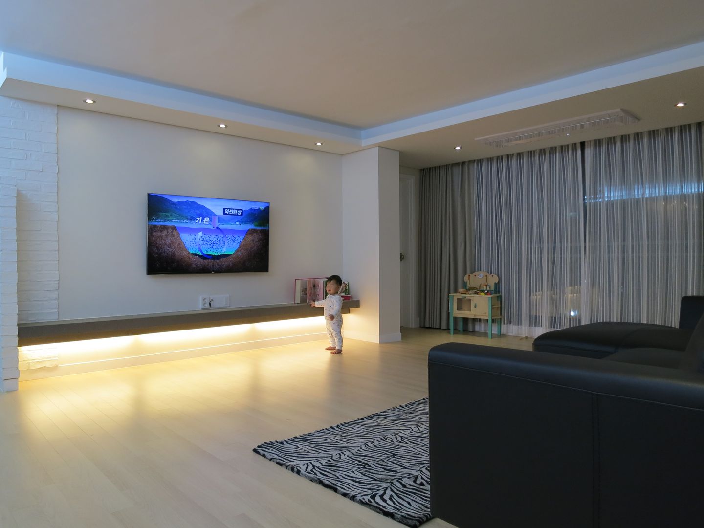 실용적인 수납과 공간활용 32py, 홍예디자인 홍예디자인 Modern living room