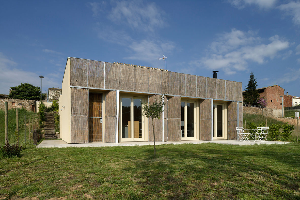 b-Patio – Les Olives, b-House b-House Casas modernas Madeira Acabamento em madeira