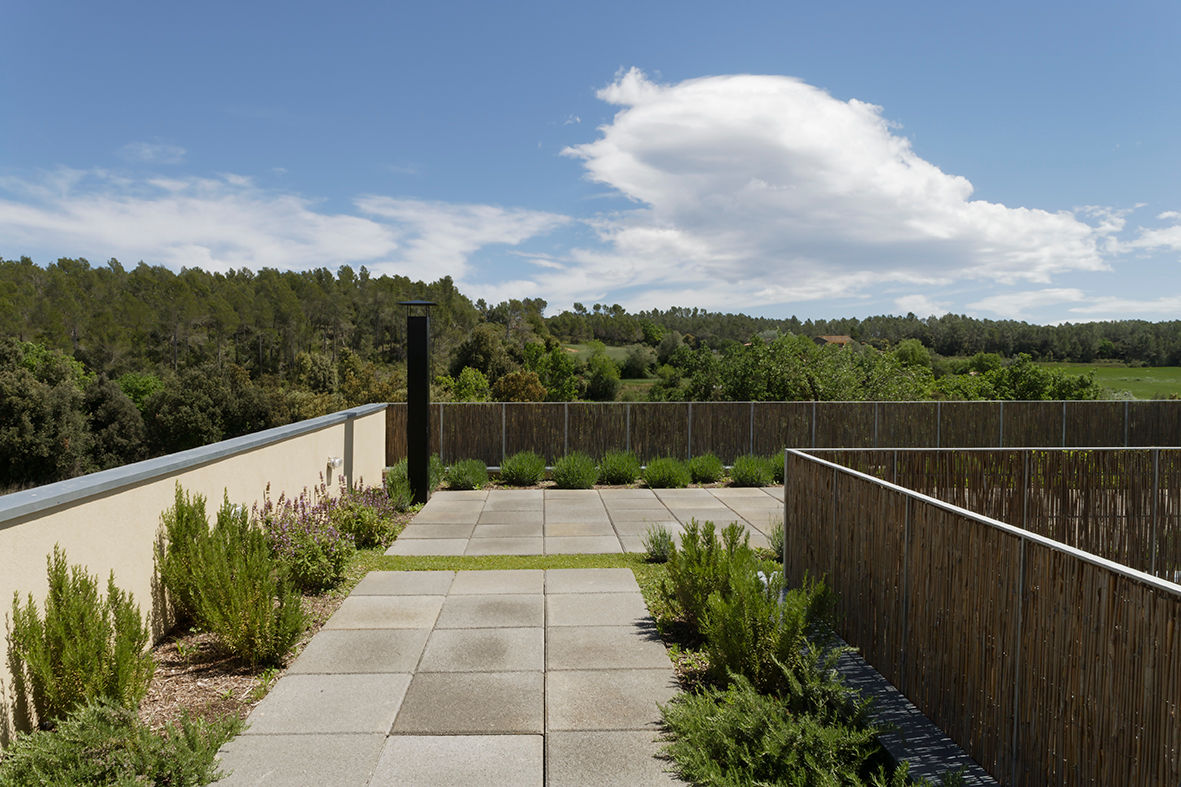 b-Patio – Les Olives, b-House b-House Modern balcony, veranda & terrace Stone