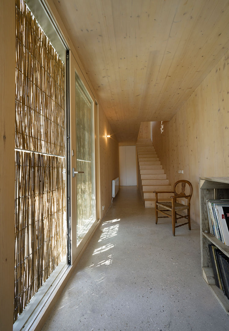 b-Patio – Les Olives, b-House b-House モダンスタイルの 玄関&廊下&階段 無垢材 多色
