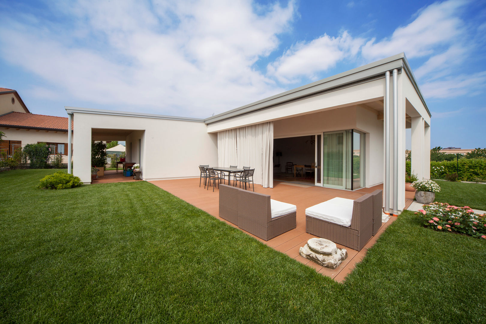 homify Minimalist houses Aluminium/Zinc