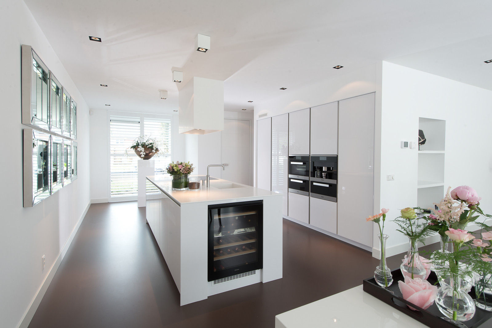 Moderne strakke greeploze witte Tieleman-keuken, Tieleman Keukens Tieleman Keukens Modern kitchen