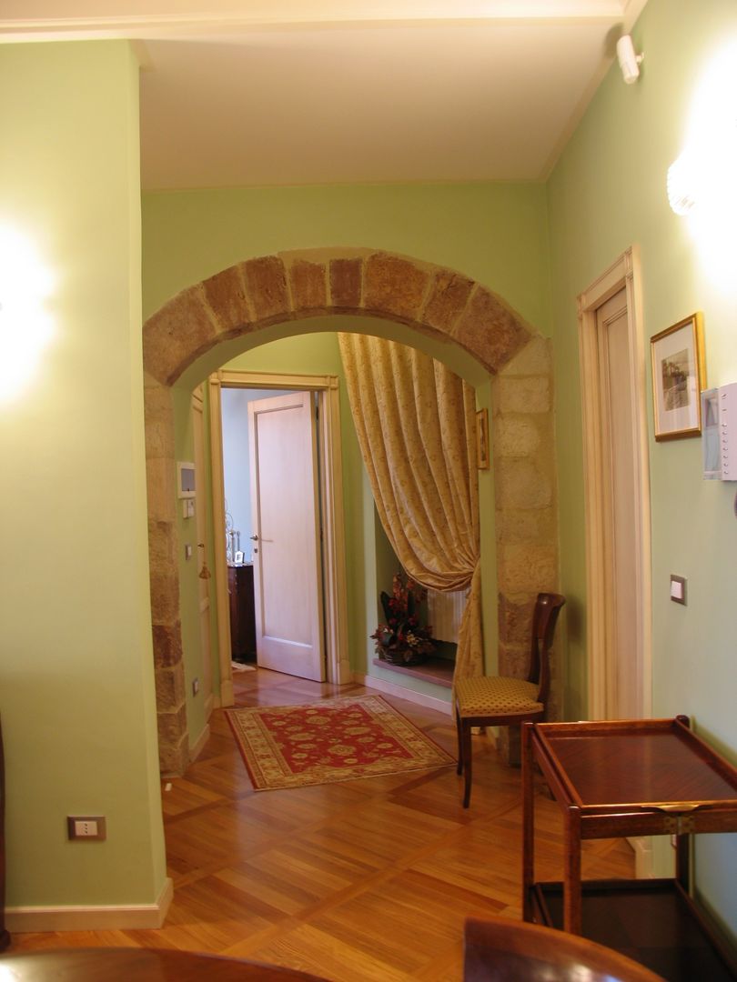 L'arco in pietra di Assisi - The archway made of local stones Planet G Pareti & Pavimenti in stile classico