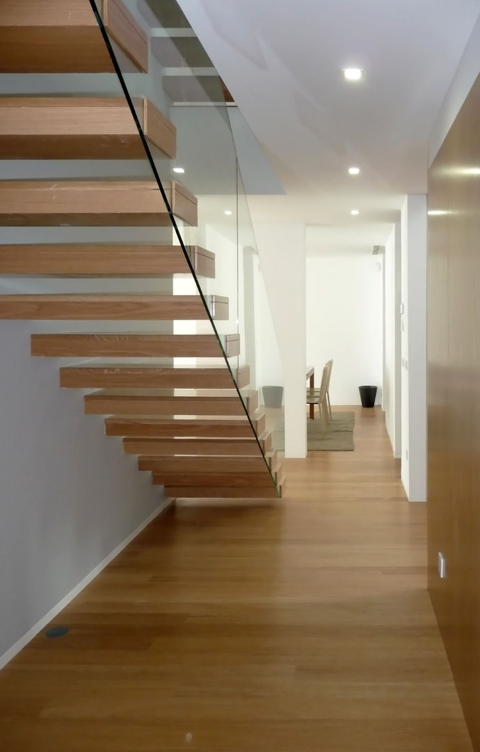 Casa de Sá, Sónia Cruz - Arquitectura Sónia Cruz - Arquitectura Modern Corridor, Hallway and Staircase Wood Wood effect