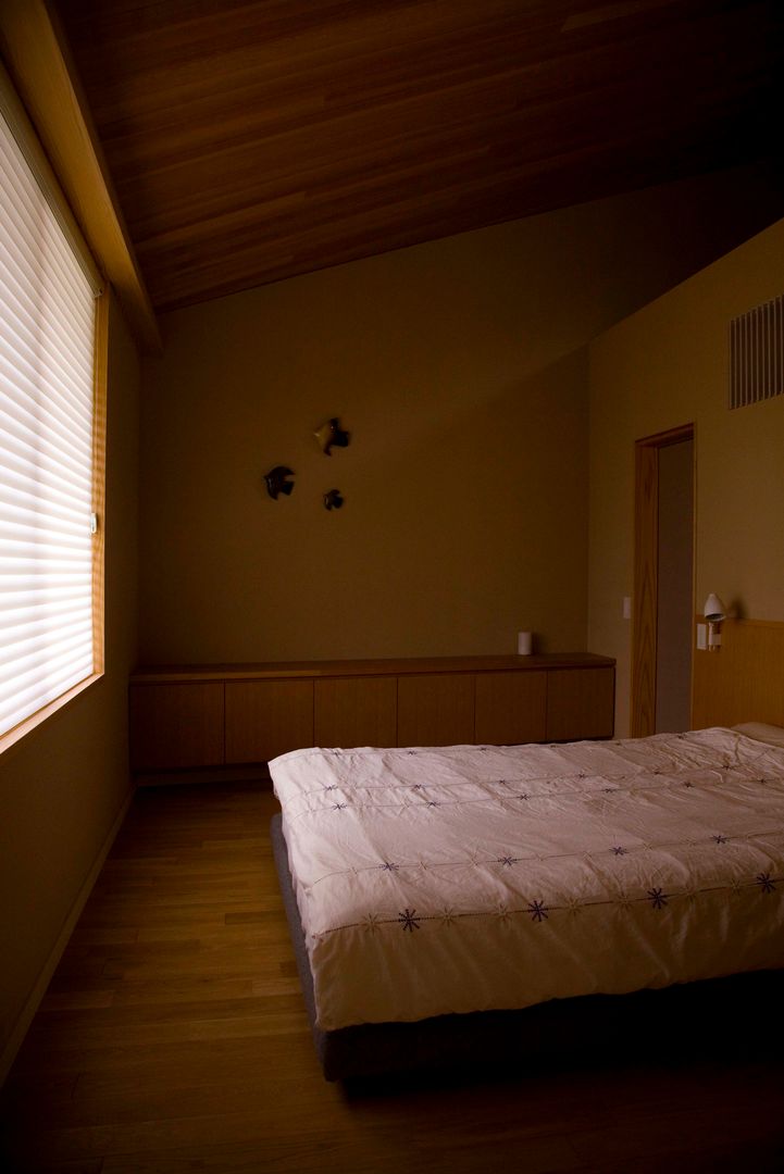 House in Fukuroi, 木名瀬佳世建築研究室 木名瀬佳世建築研究室 Moderne Schlafzimmer Holz Holznachbildung