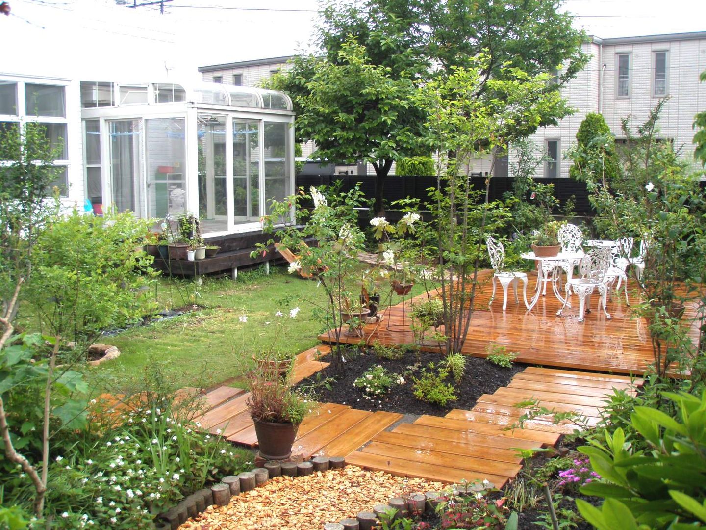 テラスのある庭 ｜ Ｆｕｊｉｓａｗａ, jardinier Kirikui jardinier Kirikui 에클레틱 정원