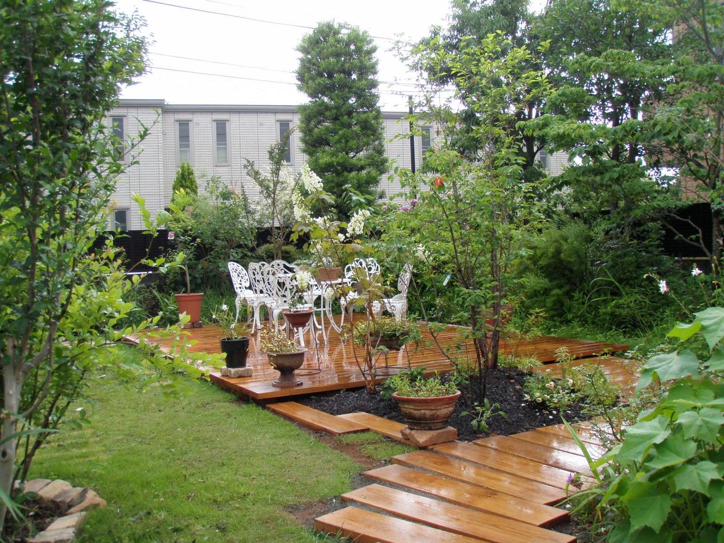 テラスのある庭 ｜ Ｆｕｊｉｓａｗａ, jardinier Kirikui jardinier Kirikui Eclectic style gardens