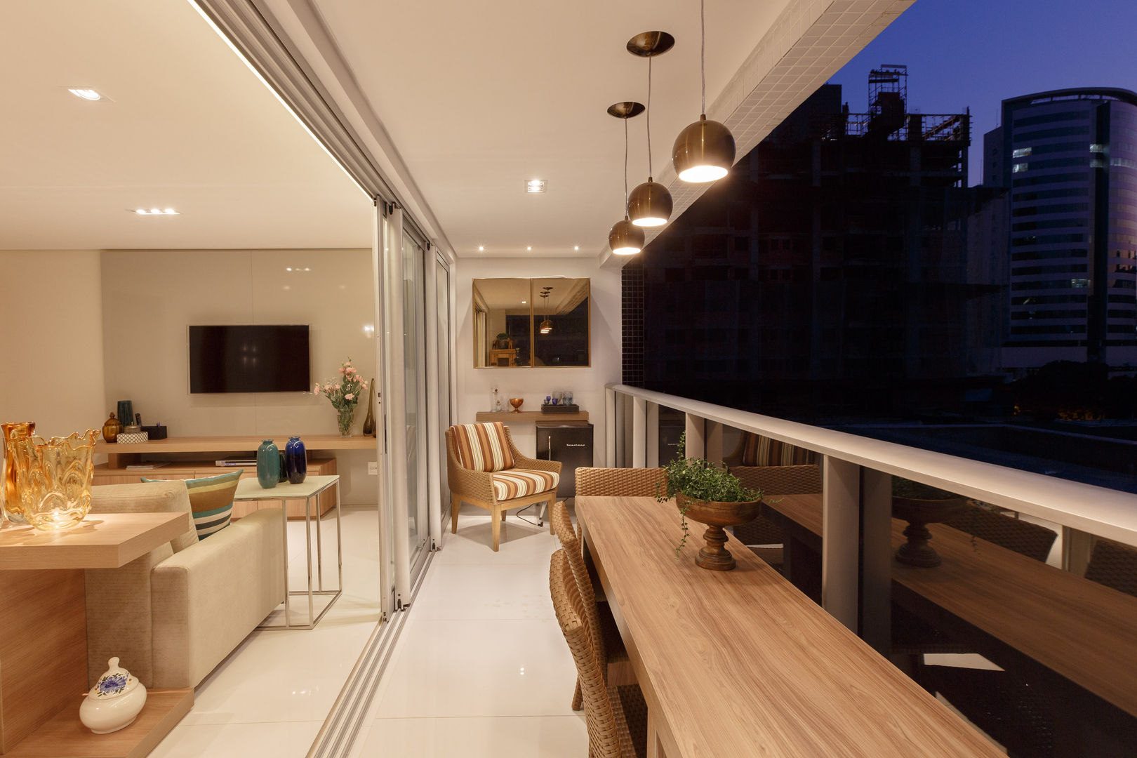 Apartamento Funcionários - Belo Horionte, Novità - Reformas e Soluções em Ambientes Novità - Reformas e Soluções em Ambientes Modern balcony, veranda & terrace