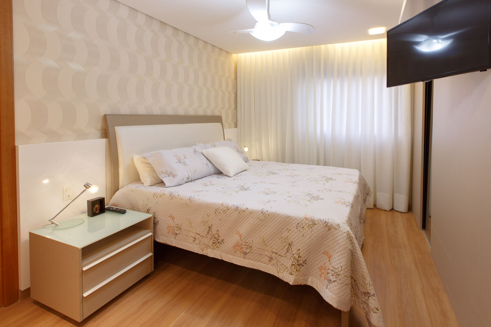 Apartamento Funcionários - Belo Horionte, Novità - Reformas e Soluções em Ambientes Novità - Reformas e Soluções em Ambientes Modern style bedroom