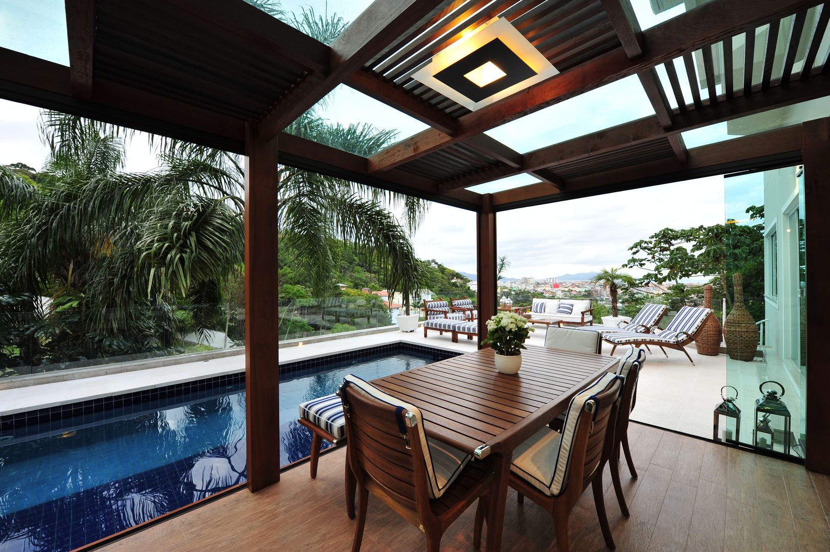 Casa Bosque das Mansões II, ANNA MAYA ARQUITETURA E ARTE ANNA MAYA ARQUITETURA E ARTE Moderne balkons, veranda's en terrassen Hout Hout