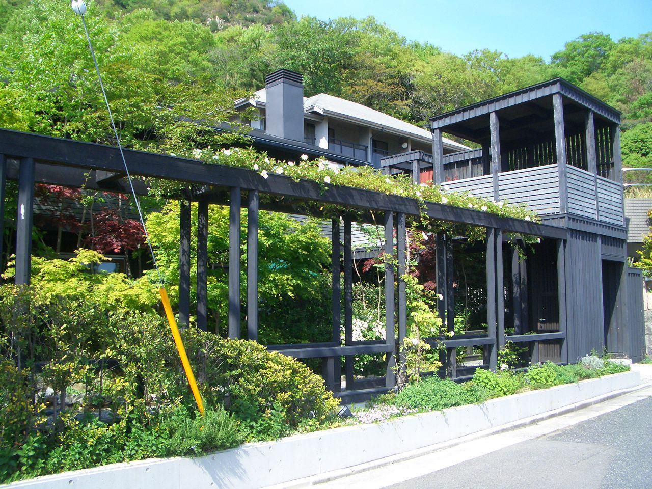 パーゴラ。 酒井光憲・環境建築設計工房 オリジナルな 家 木 木目調 工場,建物,植物群落,空,木,シェード,家,土地区画,アーバンデザイン,スロープ