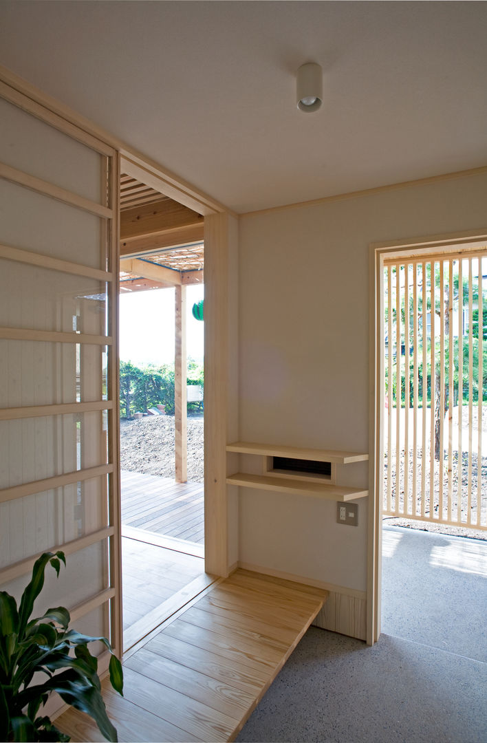 あおいやね, 尾日向辰文建築設計事務所 尾日向辰文建築設計事務所 Eclectic corridor, hallway & stairs