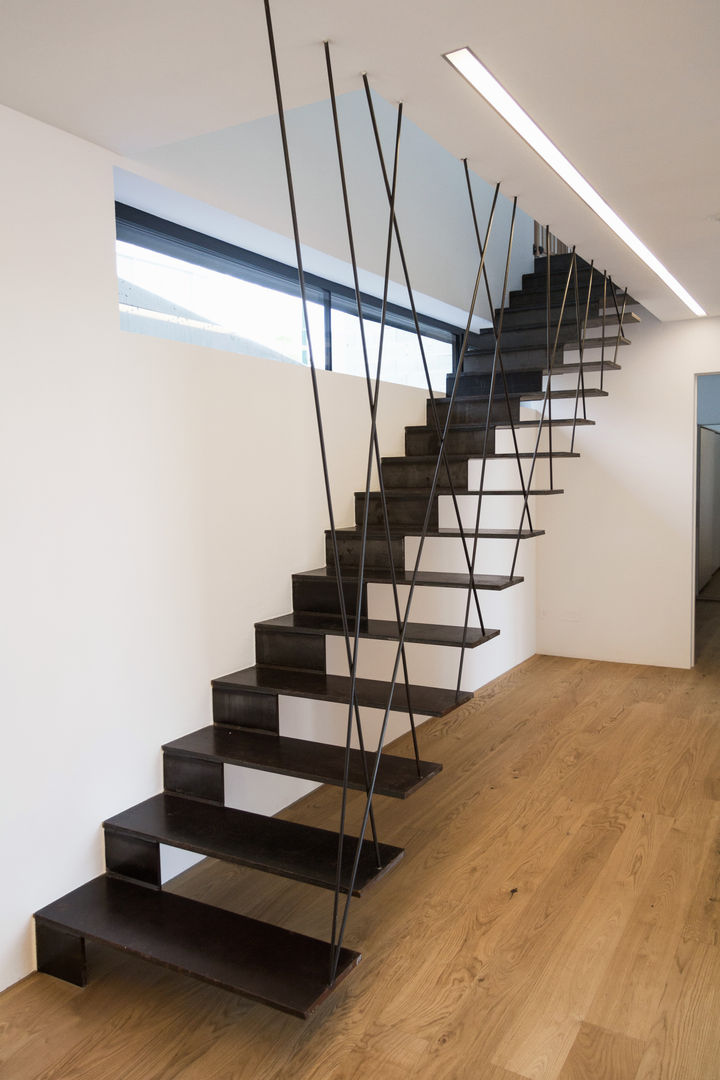 Haus Bo, Anthrazitarchitekten Anthrazitarchitekten Modern corridor, hallway & stairs