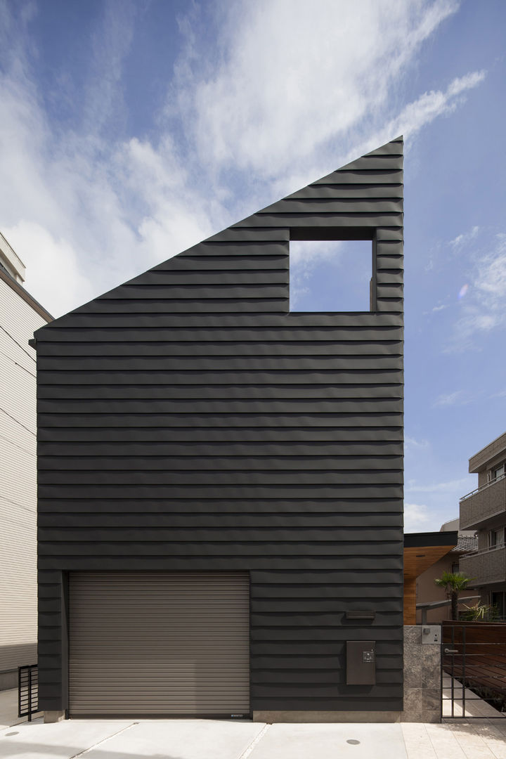 シャープな印象の外観｜桜坂の家 Ｕ建築設計室 一戸建て住宅 黒色 雲,建物,空,木,フィクスチャ,グレー,壁,住宅街,複合材料,材料特性