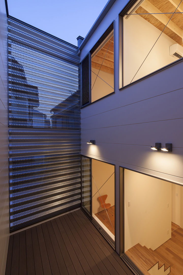鶴見の家, Ｕ建築設計室 Ｕ建築設計室 Minimalist balcony, veranda & terrace