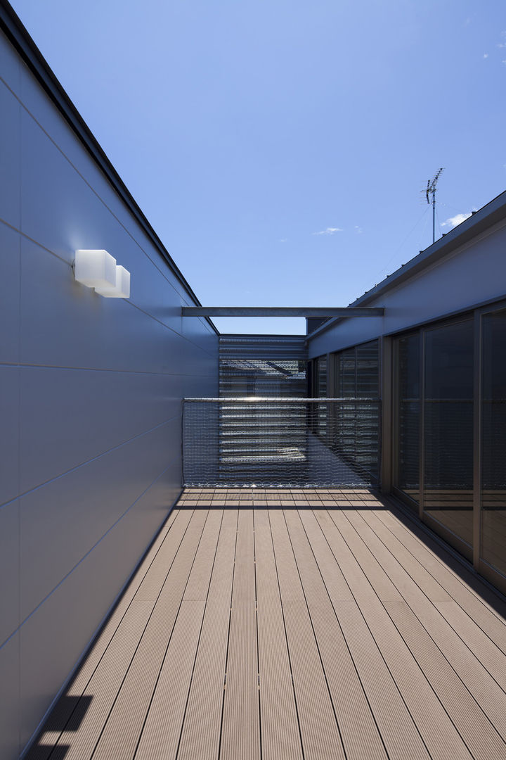 鶴見の家, Ｕ建築設計室 Ｕ建築設計室 Balcone, Veranda & Terrazza in stile minimalista