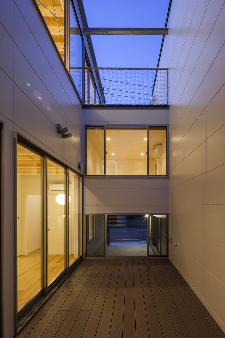 鶴見の家, Ｕ建築設計室 Ｕ建築設計室 Minimalist balcony, veranda & terrace