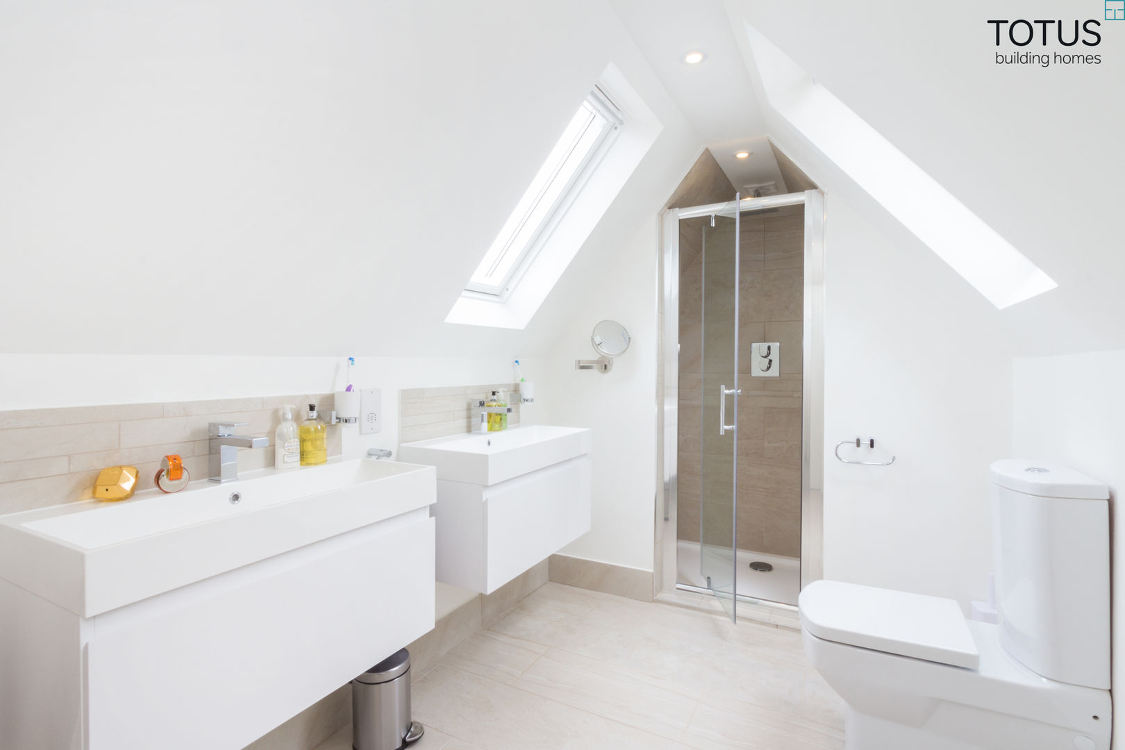 Loft Conversion, Sheen SW14, TOTUS TOTUS 現代浴室設計點子、靈感&圖片