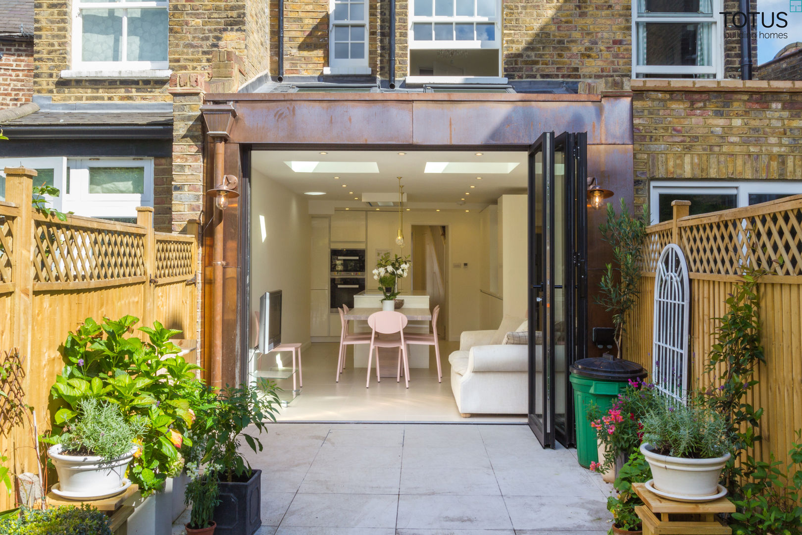 Extension and renovation, Wimbledon SW19, TOTUS TOTUS Moderner Balkon, Veranda & Terrasse