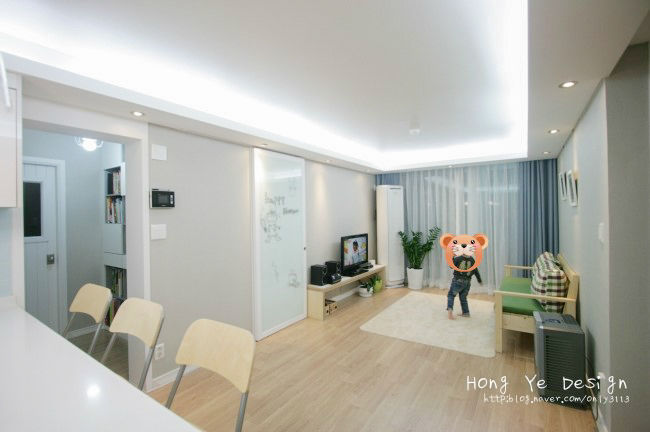 편안하고 넓은 주방과 핑크빛 아이방 27py, 홍예디자인 홍예디자인 Modern Living Room