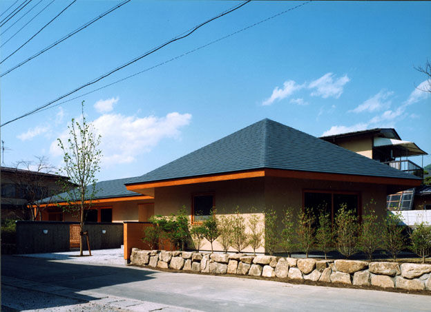 諏訪の家, 松井建築研究所 松井建築研究所 Casas de estilo ecléctico