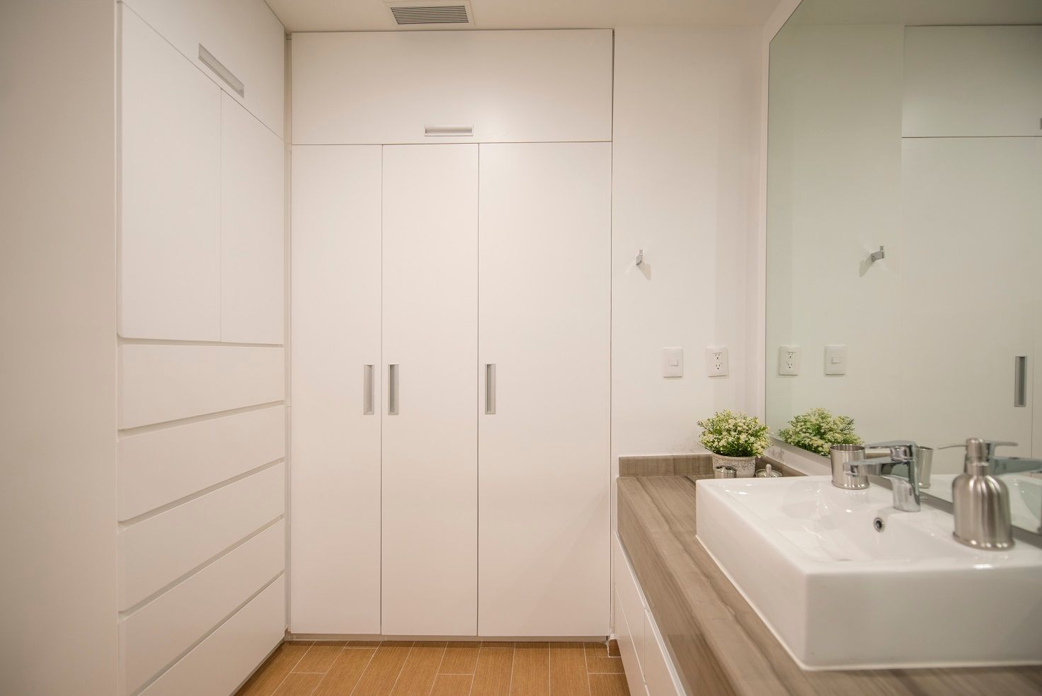 Baño principal Estudio Tanguma Baños de estilo moderno Almacenamiento