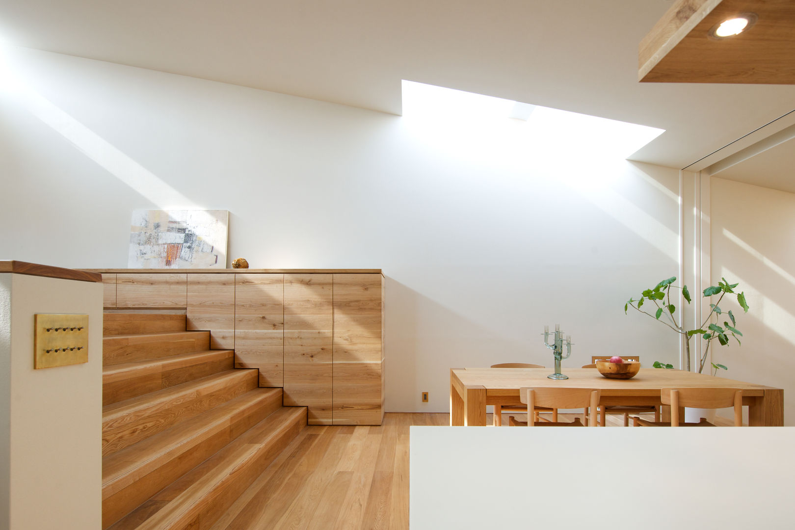 House in Kitaichinosawa, Mimasis Design／ミメイシス デザイン Mimasis Design／ミメイシス デザイン 모던스타일 다이닝 룸 드레서 & 사이드보드