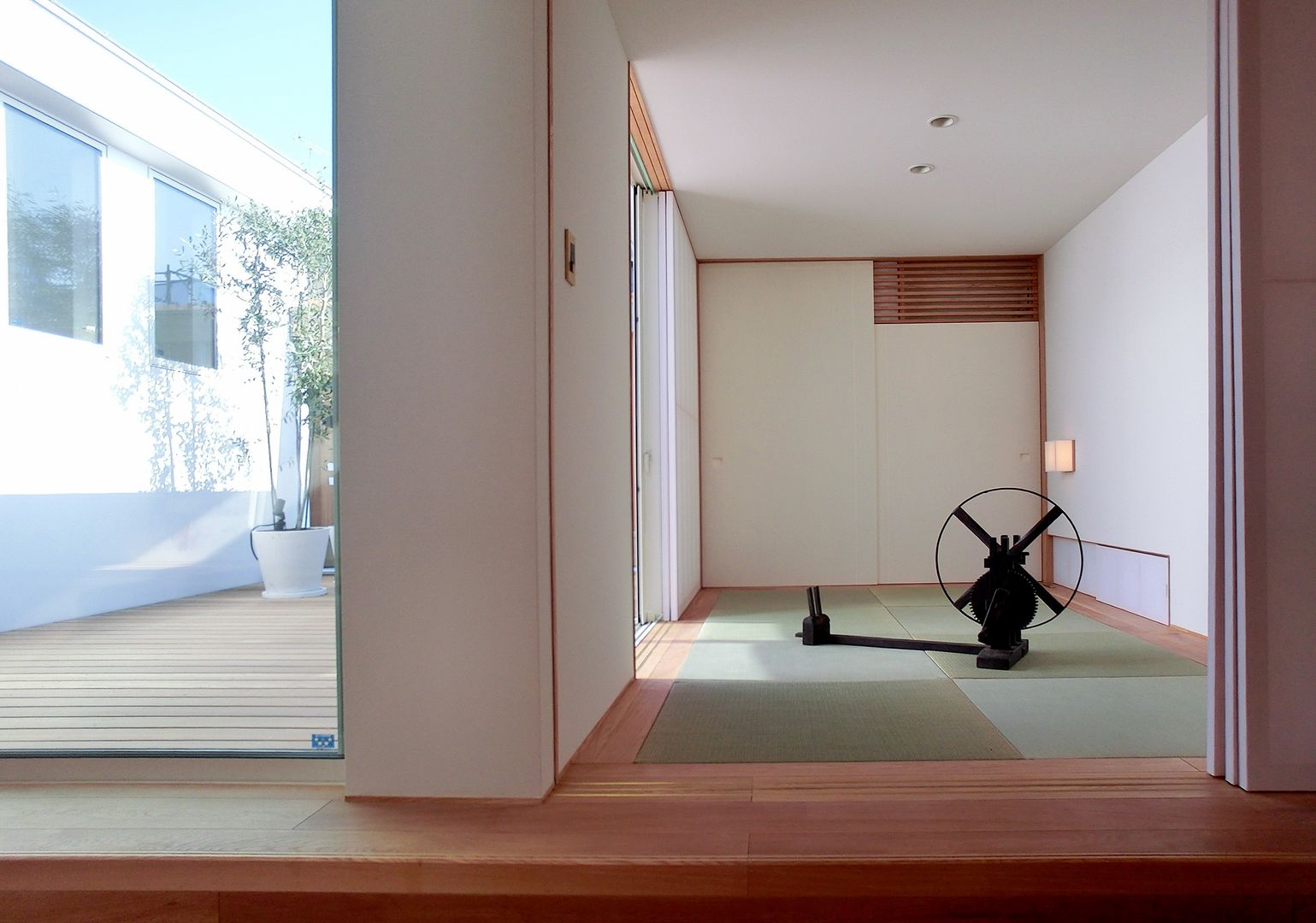 House in Kitaichinosawa, Mimasis Design／ミメイシス デザイン Mimasis Design／ミメイシス デザイン 모던스타일 미디어 룸 수납