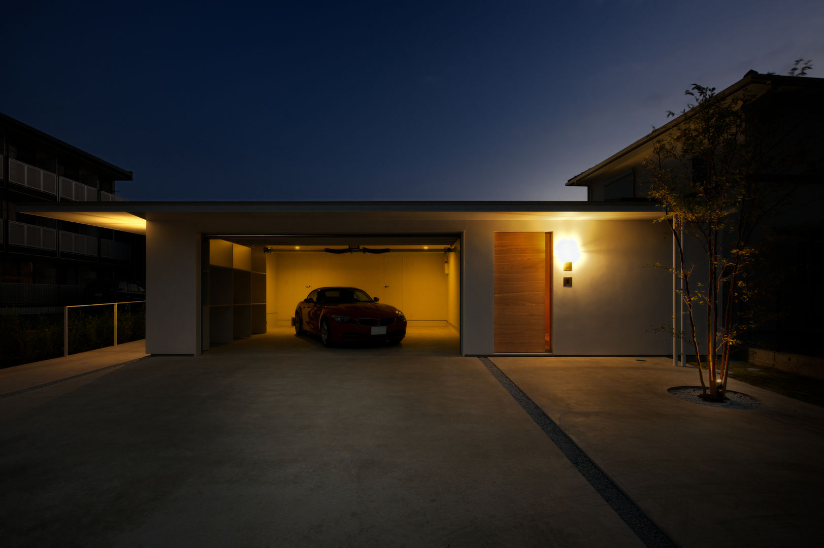 House in Kitaichinosawa, Mimasis Design／ミメイシス デザイン Mimasis Design／ミメイシス デザイン Garagens e arrecadações modernas Garagem e arrecadação