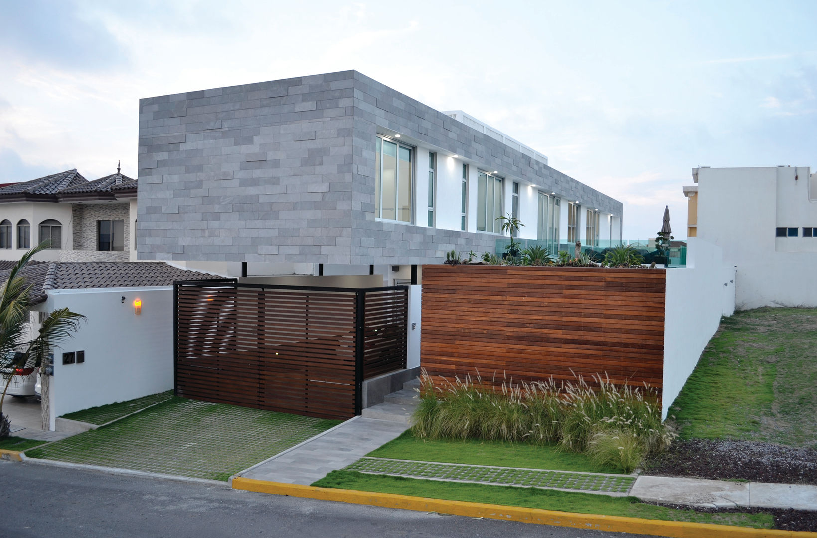 CASA IVANNA, OBRA BLANCA OBRA BLANCA Rumah Modern