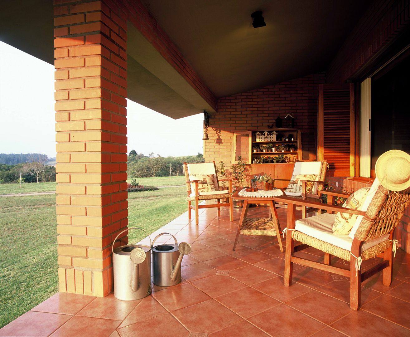 CASA DE FAZENDA, IDALIA DAUDT Arquitetura e Design de Interiores IDALIA DAUDT Arquitetura e Design de Interiores Rustic style balcony, veranda & terrace