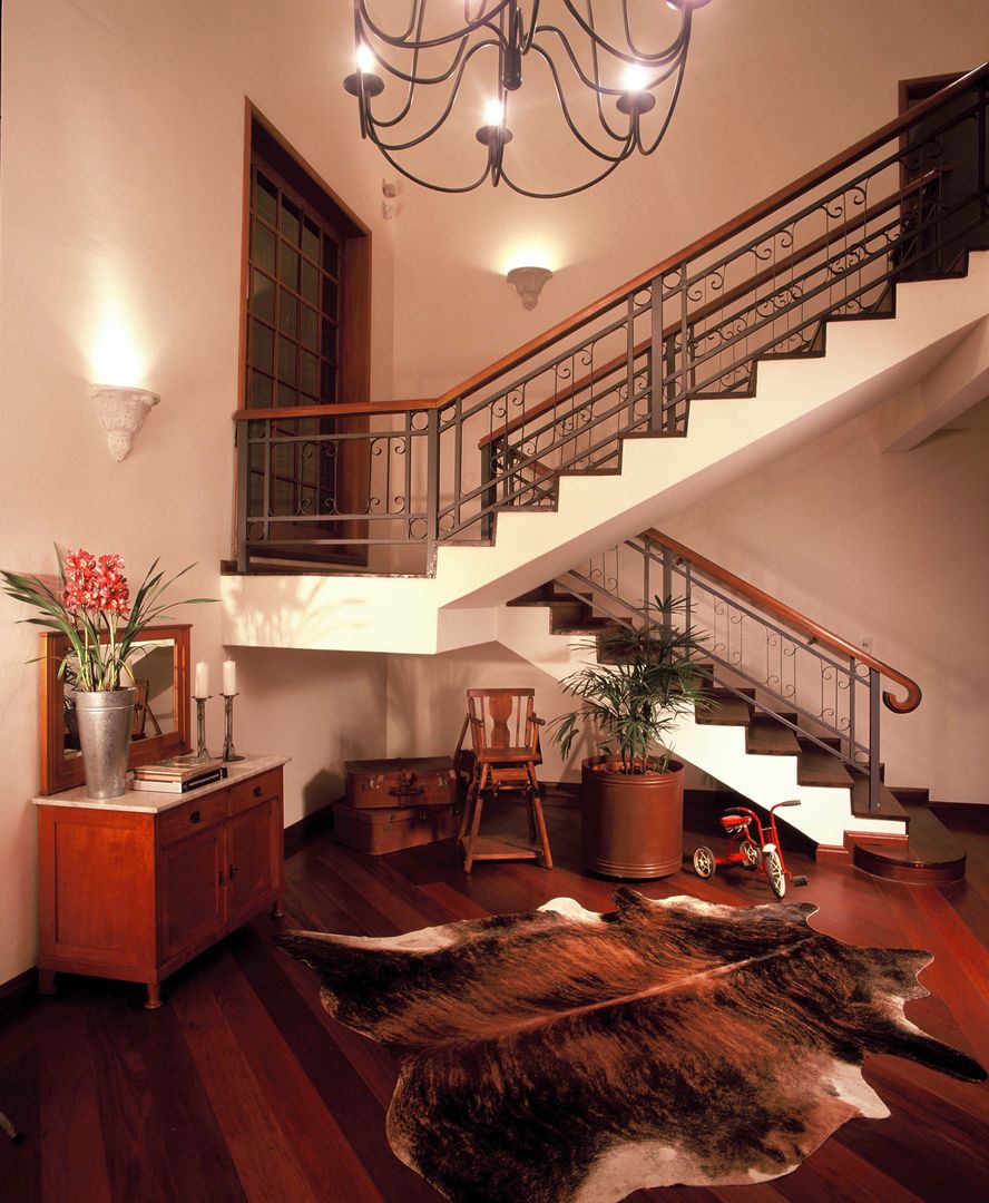 CASA DE FAZENDA, IDALIA DAUDT Arquitetura e Design de Interiores IDALIA DAUDT Arquitetura e Design de Interiores Rustic style corridor, hallway & stairs