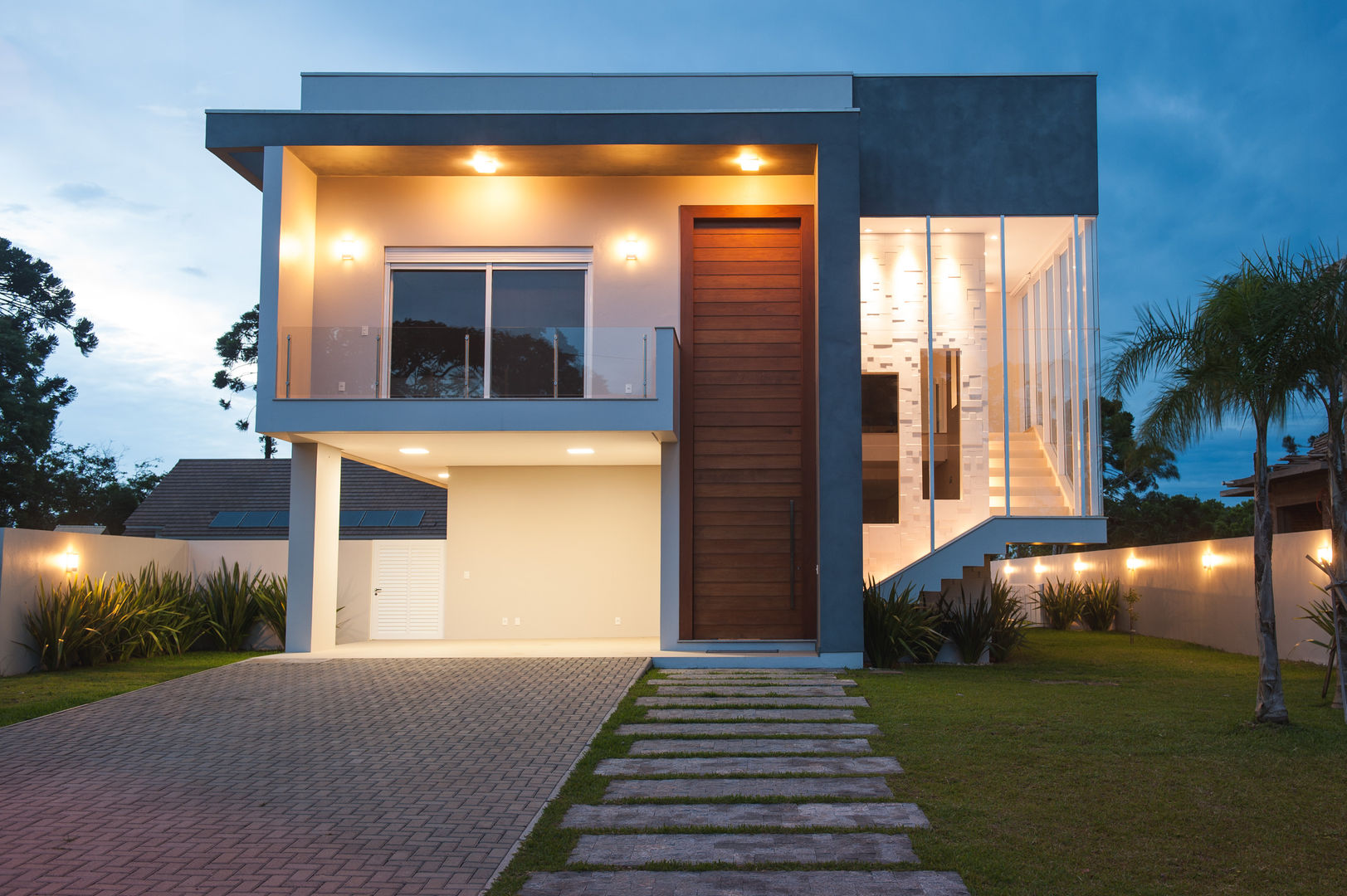 Fachada de casa contemporânea branca e cinza com viga aérea e pedra ferro!