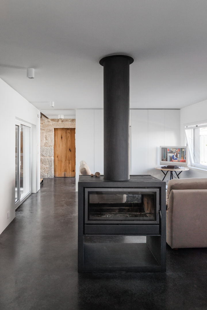 Casa JA - Casa moderna com presença do passado, FPA - filipe pina arquitectura FPA - filipe pina arquitectura Salas de estilo minimalista