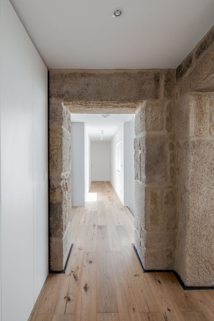 Casa JA - Casa moderna com presença do passado, FPA - filipe pina arquitectura FPA - filipe pina arquitectura Corredores, halls e escadas minimalistas