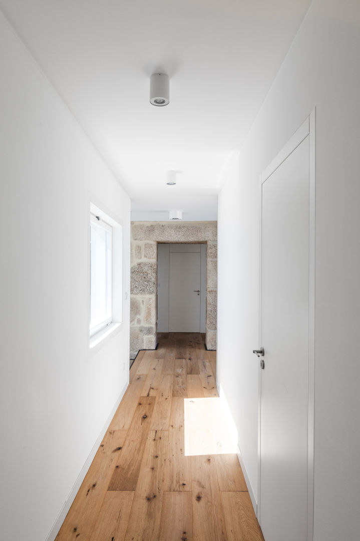 Casa JA - Casa moderna com presença do passado, FPA - filipe pina arquitectura FPA - filipe pina arquitectura Minimalist corridor, hallway & stairs