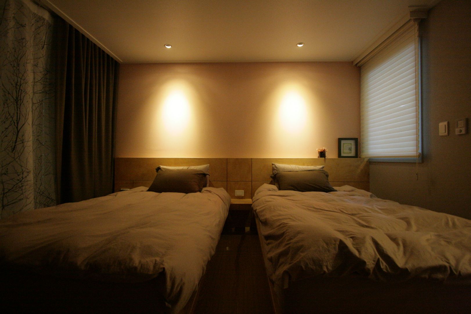 호텔식 트윈룸_34py, 홍예디자인 홍예디자인 Moderne slaapkamers