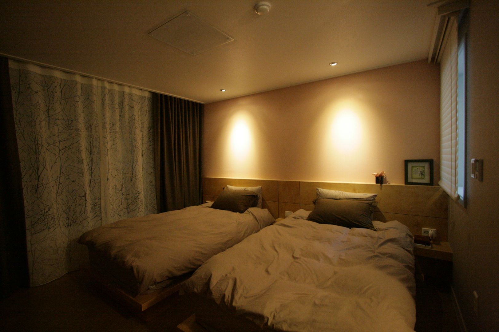 호텔식 트윈룸_34py, 홍예디자인 홍예디자인 モダンスタイルの寝室
