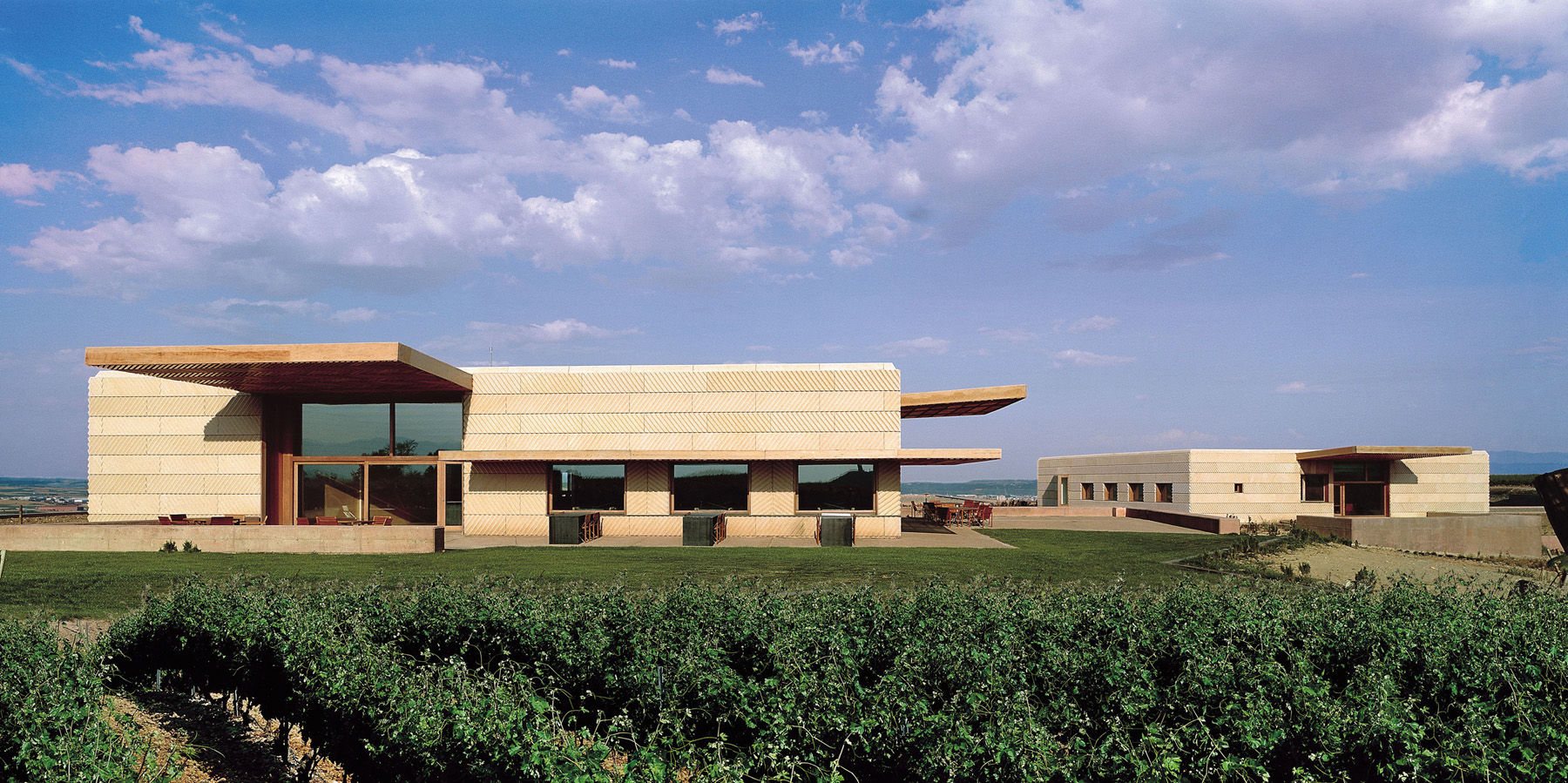 Campo Viejo Winery—Juan Alcorta Winery. Reception and Office buildings Ignacio Quemada Arquitectos Cave à vin minimaliste Pierre