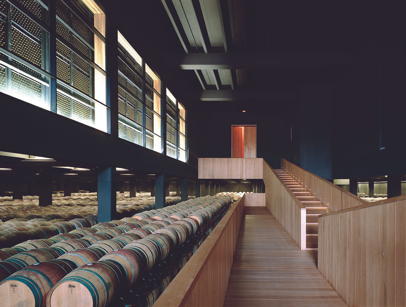 Campo Viejo Winery—Juan Alcorta Winery. Cask Aging area Ignacio Quemada Arquitectos Cave à vin minimaliste Bois Effet bois