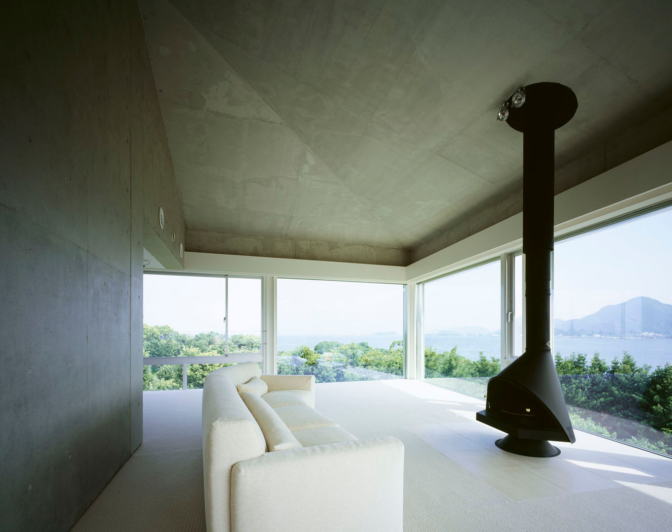 A house, Guen BERTHEAU-SUZUKI Co.,Ltd. Guen BERTHEAU-SUZUKI Co.,Ltd. Salas multimedia de estilo moderno