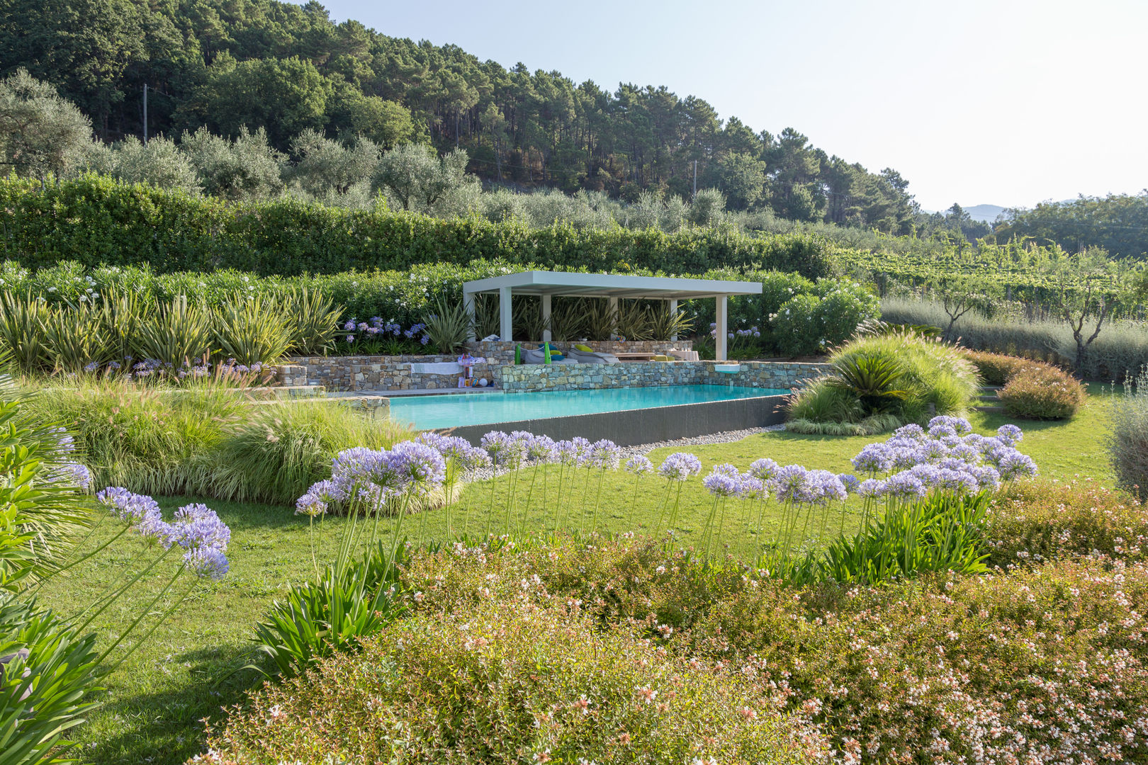 Un giardino scolpito per una proprietà privata, Giuseppe Lunardini Architetto del Paesaggio Giuseppe Lunardini Architetto del Paesaggio Jardines mediterráneos